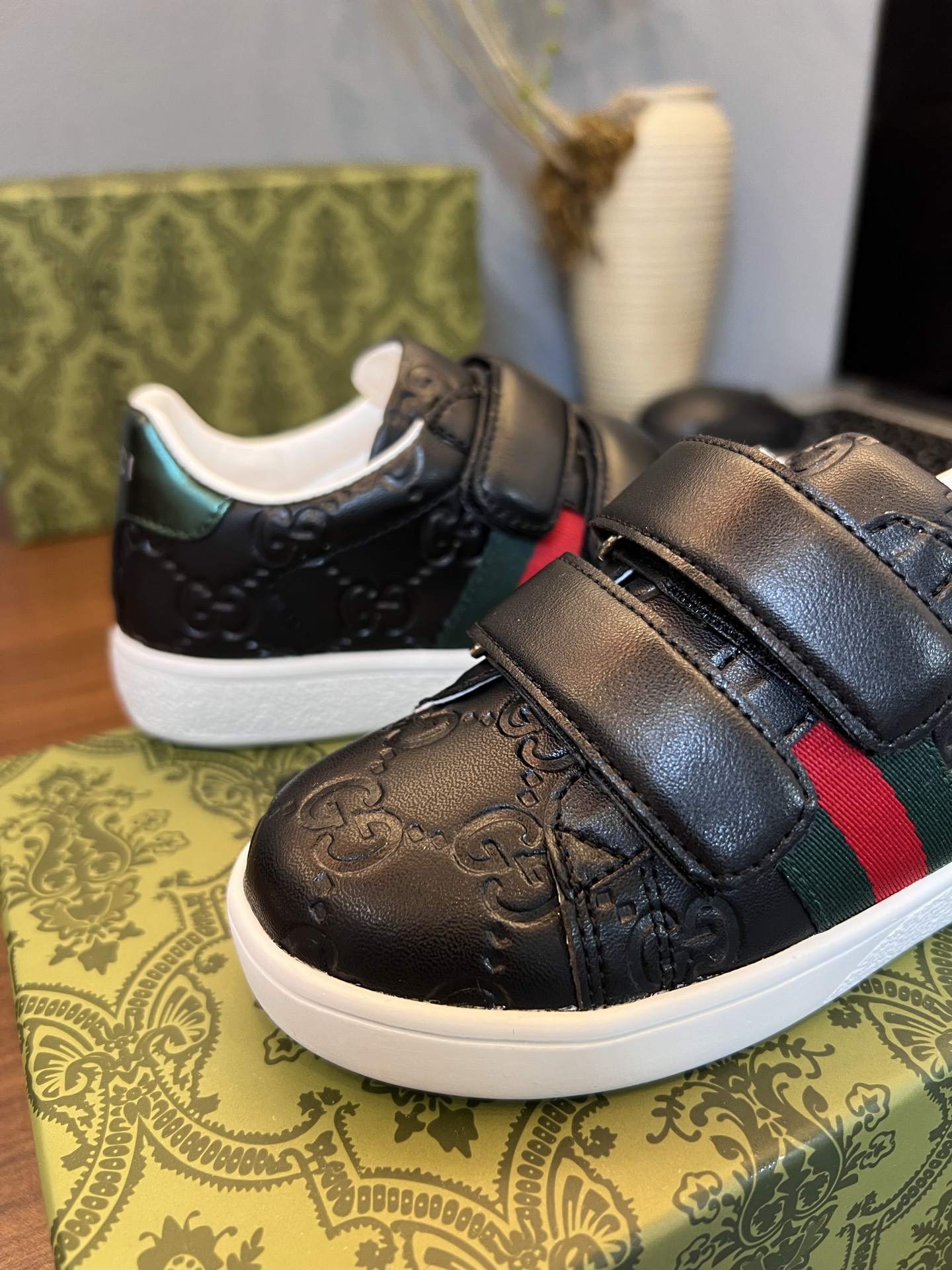 Children's shoes child